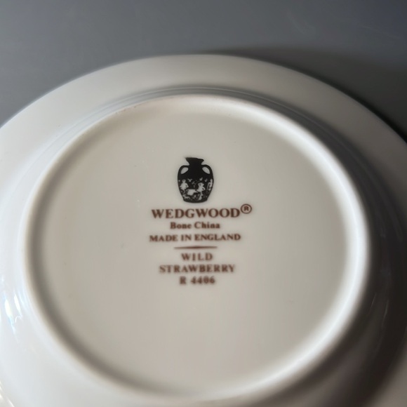 VTG Trinket Dish w/ Wild Strawberry Wedgewood 4.5” Diameter, Gold Trim, England - Picture 3 of 4